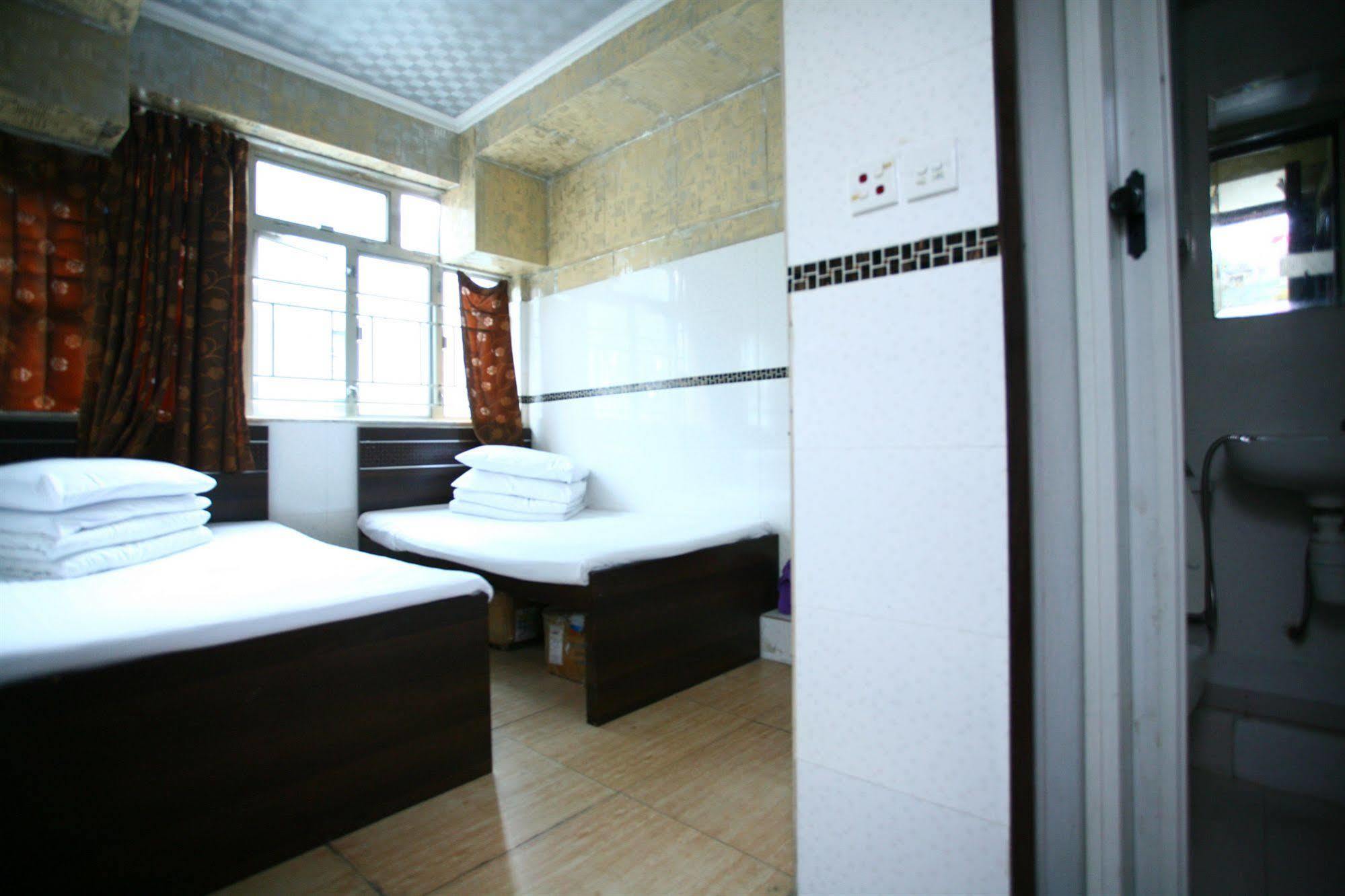 H K Commercial Inn Цзюлун Экстерьер фото