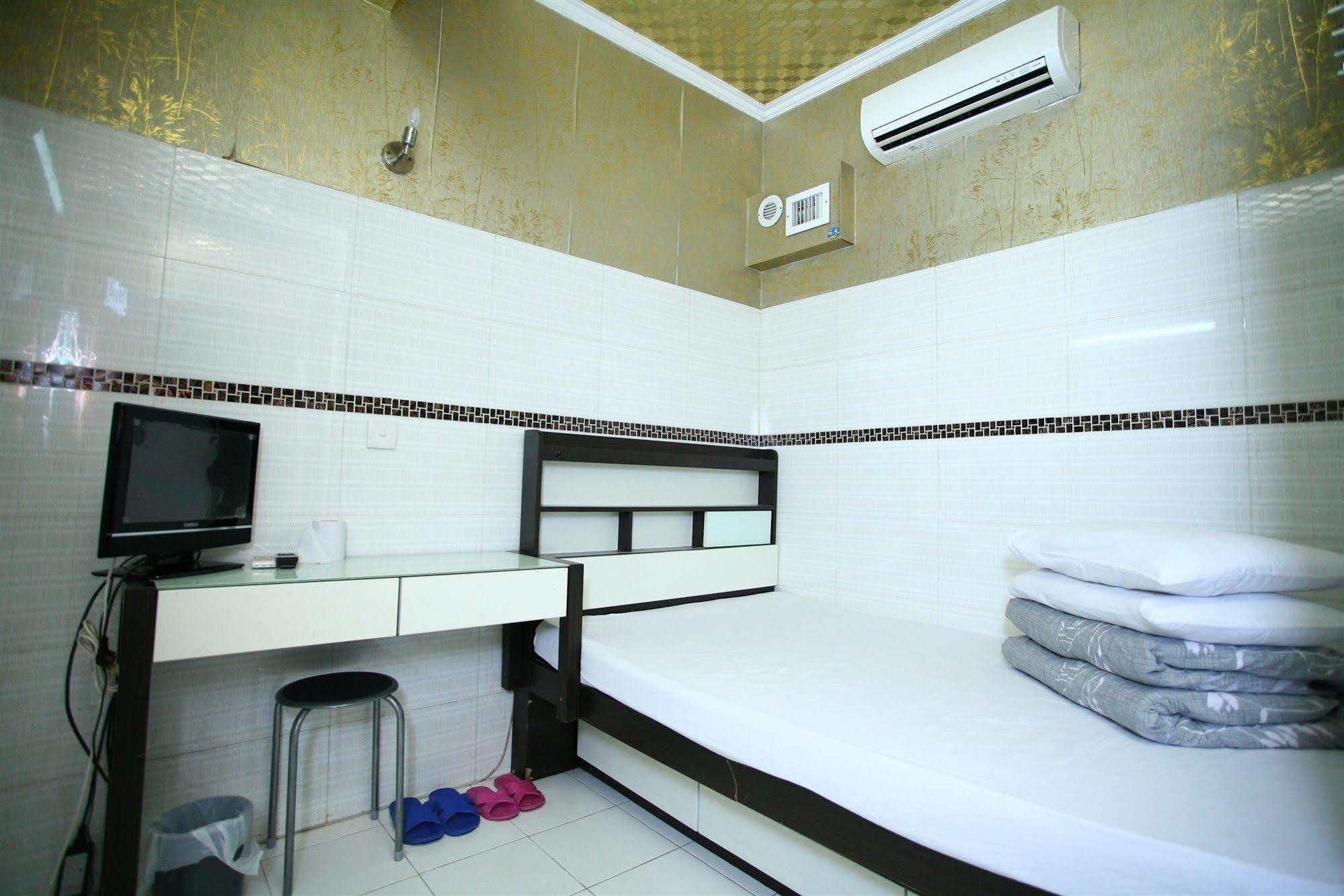 H K Commercial Inn Цзюлун Экстерьер фото